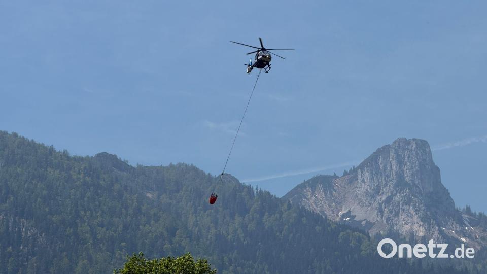 Weil das Gebiet schwer zugänglich ist, wird vor allem aus der Luft gelöscht. Bild: Matthias Brüning/dpa