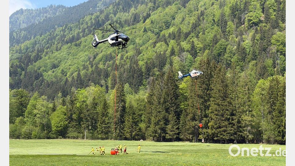 An die zehn Helikopter helfen am Mittwoch beim Löschen aus der Luft. Bild: Matthias Brüning/dpa