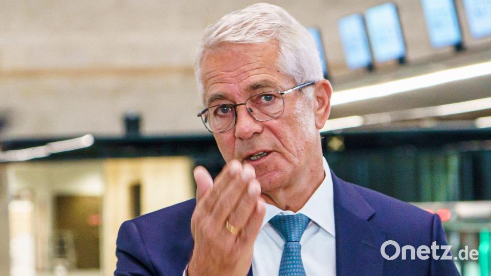 Fraport-Chef Schulte setzt auf eine sichere Kerosinversorgung. (Archivbild) Bild: Andreas Arnold/dpa