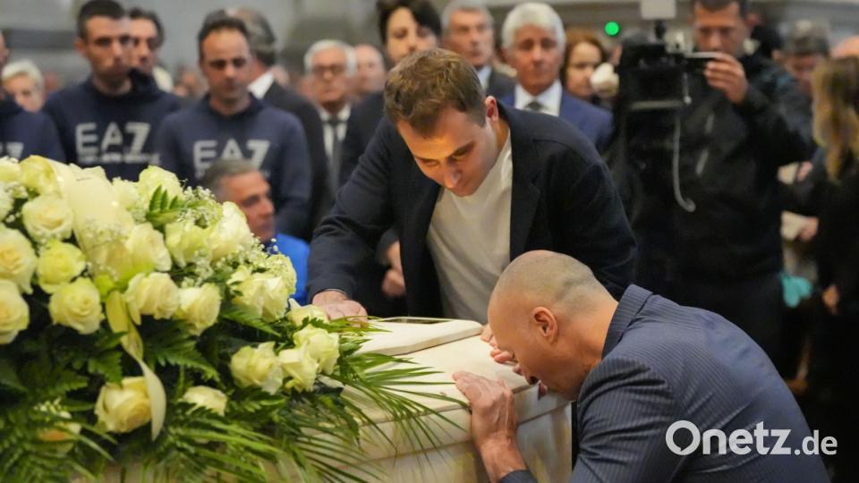 Sohn Niccolò (links) und ein Freund Zanardis nahmen Abschied am Sarg. Bild: Claudio Furlan/LaPresse via ZUMA Press/dpa