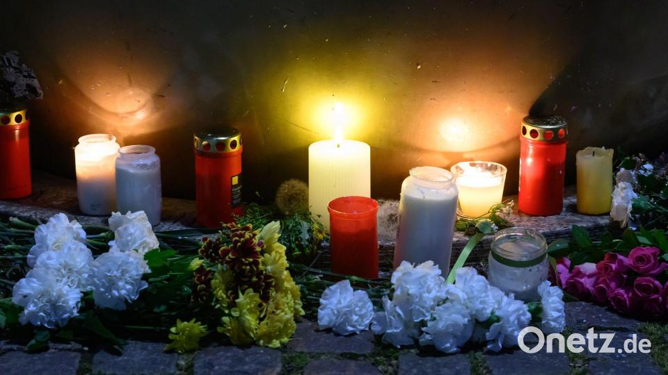 Am Tatort haben Menschen mit Blumen und Kerzen ihr Mitgefühl ausgedrückt. Bild: Hendrik Schmidt/dpa