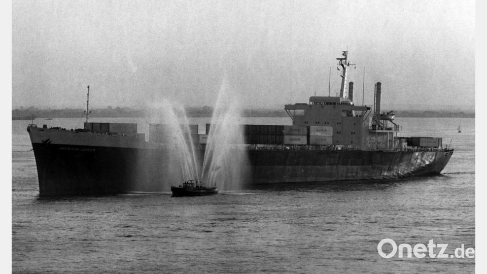 Ein Feuerlöschboot begrüßt 1968 die „American Lancer“, das erste Vollcontainerschiff in Hamburg. (Archivbild) Bild: dpa