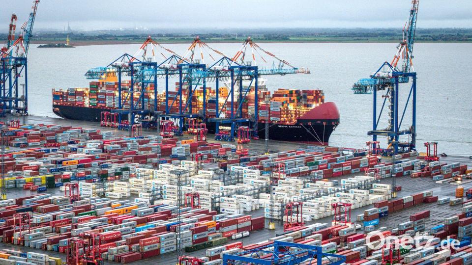 Nach der Ankunft des ersten Vollcontainerschiffs in Bremen wurde der Bau des Containerhafens in Bremerhaven vorbereitet. (Archivbild) Bild: Sina Schuldt/dpa