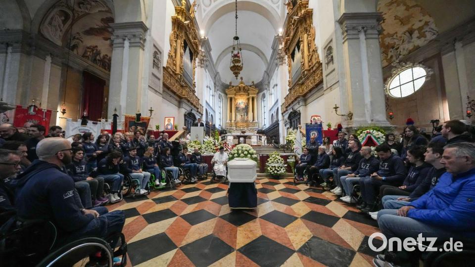 Zahlreiche Menschen verabschiedeten Zanardi vor und in der Kirche. Bild: Claudio Furlan/LaPresse via ZUMA Press/dpa
