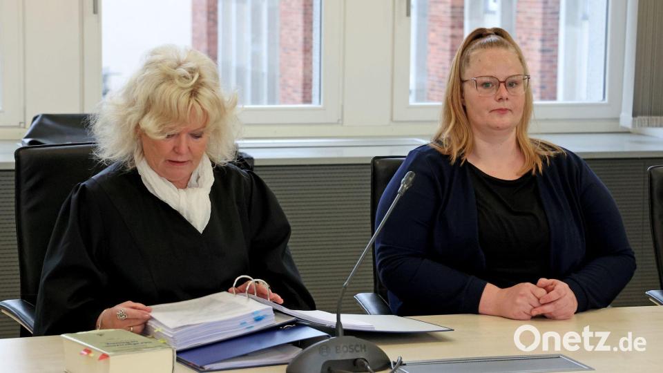 Die Mutter des ermordeten Achtjährigen (r) zeigte sich erneut gefasst im Prozess. Bild: Bernd Wüstneck/dpa