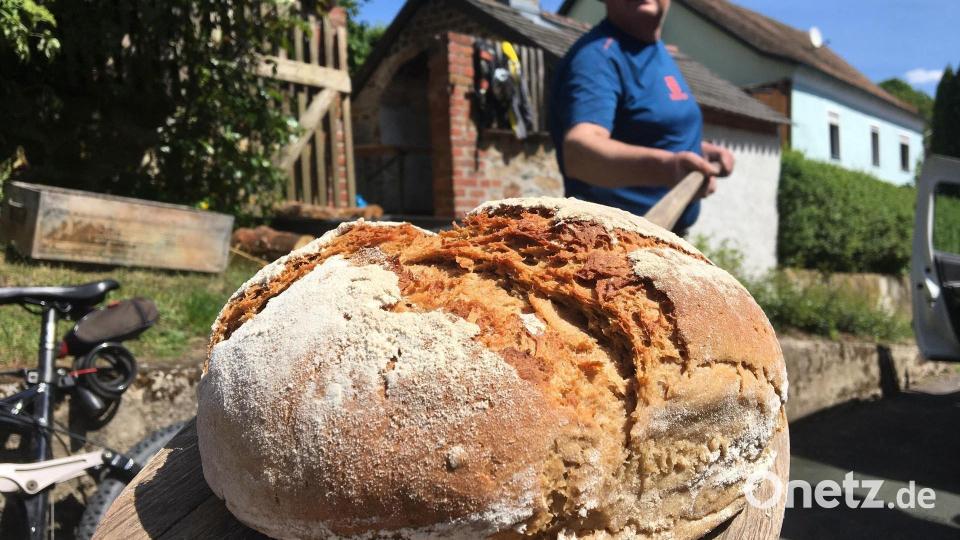 Außen knusprig, innen weich: Ab 14 Uhr gibt es wieder frisch gebackene Brote aus dem Holzbackofen. Bild: gri