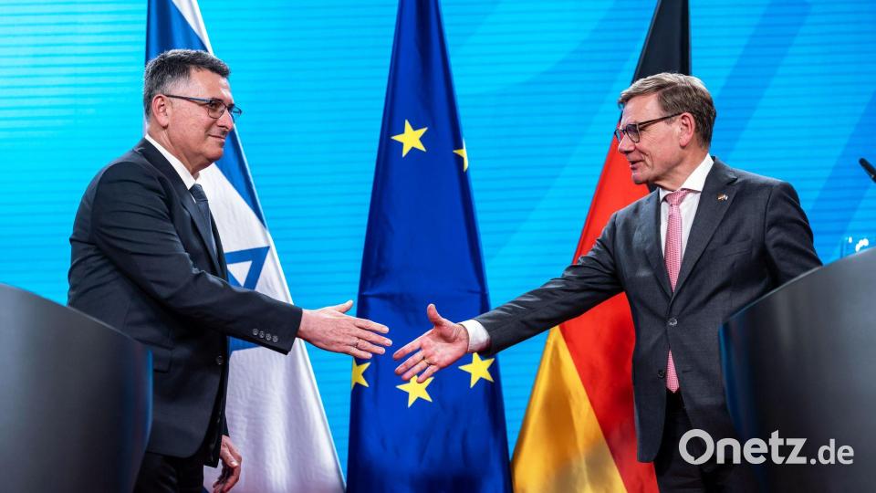 Außenminister Wadephul ruft in einer Pressekonferenz mit seinem israelischen Kollegen Saar den Iran zur Rückkehr an den Verhandlungstisch auf Bild: Michael Kappeler/dpa