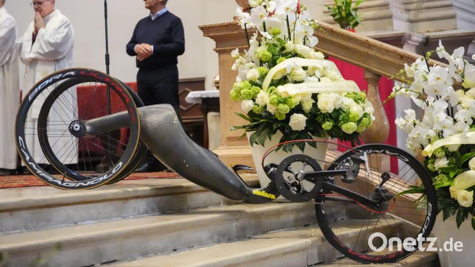 Das Handbike Zanardis stand gleich neben dem Sarg auf dem Altar der Basilika in Padua. Bild: Claudio Furlan/LaPresse via ZUMA Press/dpa