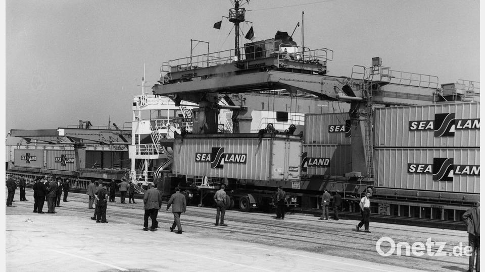 Im Mai 1966 wurden die ersten Container in einem deutschen Hafen an Land gebracht - in Bremen. Bild: -/BLG LOGISTICS/dpa