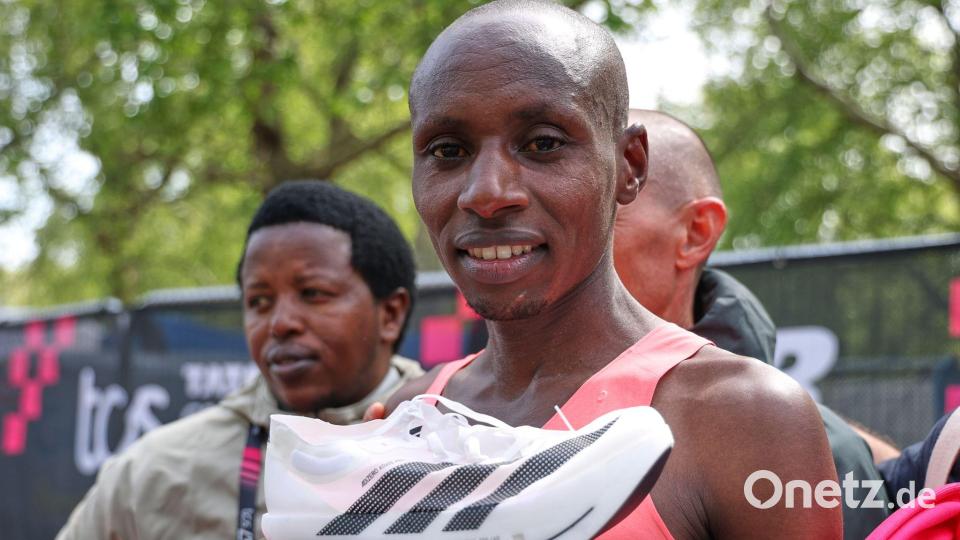 Posierte nach seinem sensationellen Coup mit dem Schuh seines Ausrüsters: Sabastian Sawe. (Archivbild) Bild: Ian Walton/AP/dpa
