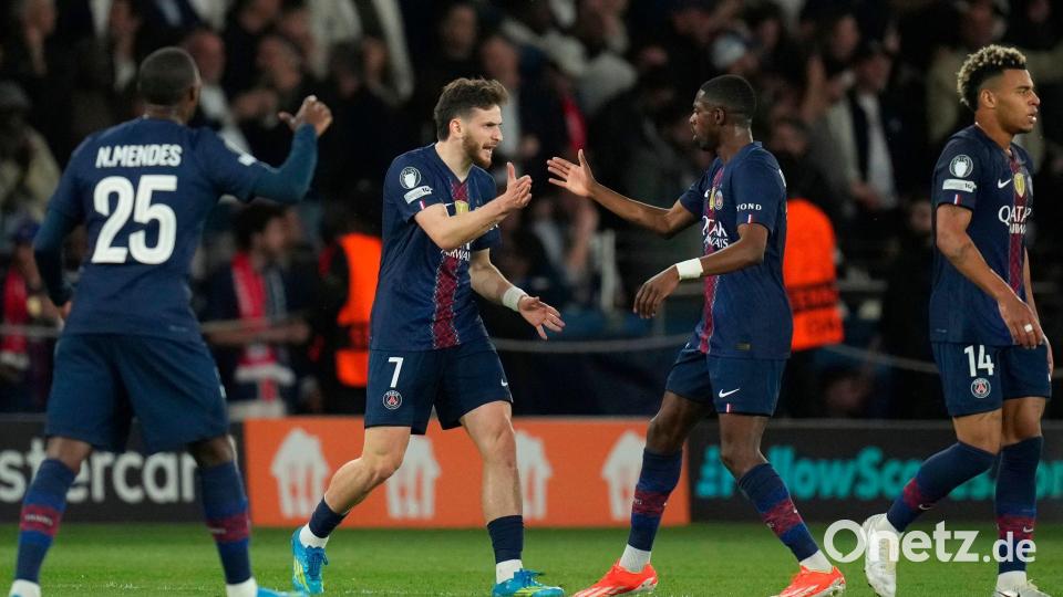 Sie muss die Bayern-Abwehr aufhalten: Chwitscha Kwarazchelia (l) und Ousmane Dembélé trafen beim irren 5:4 in Paris jeweils zweimal. (Archivbild) Bild: Christophe Ena/AP/dpa