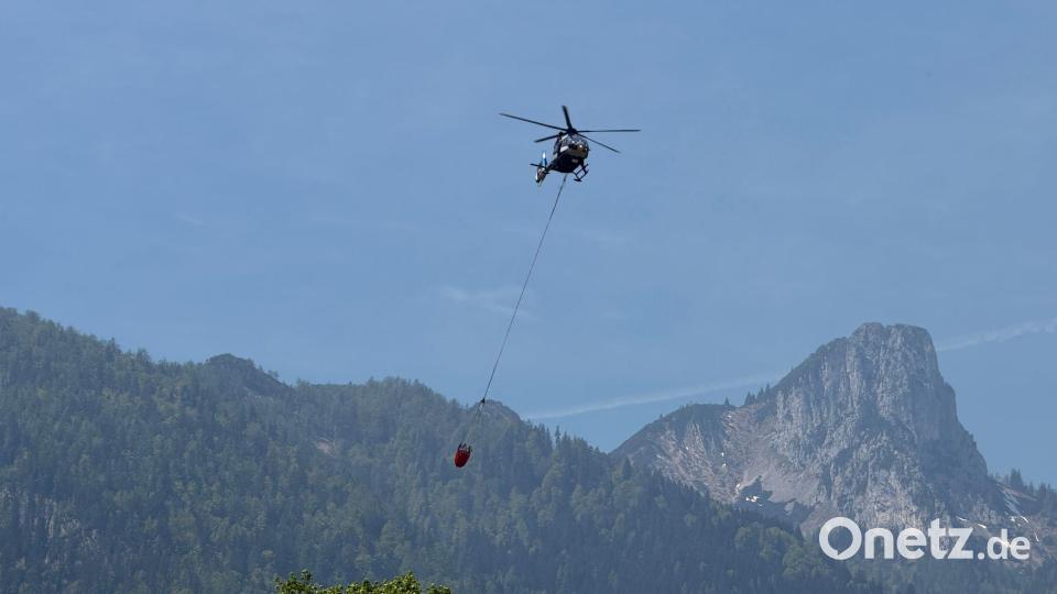 Weil das Gebiet schwer zugänglich ist, wird vor allem aus der Luft gelöscht. Bild: Matthias Brüning/dpa