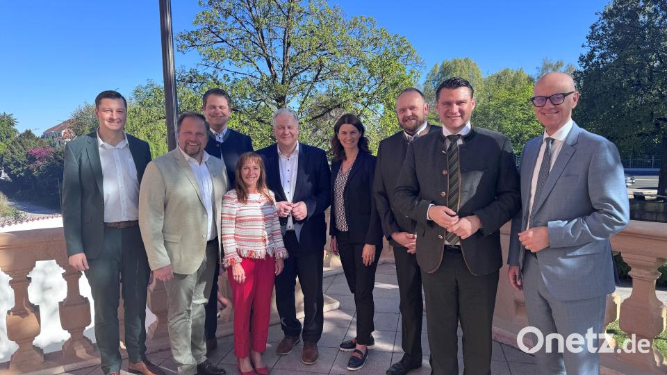Von links: Christian Schindler (Landrat Cham), Hubert Schicker (Tirschenreuth), Martin Meier (Neumarkt), Andrea Degl (Geschäftsführerin Bayr. Landkreistag), Richard Reisinger (Amberg-Sulzbach), Tanja Schweiger (Regensburg), Andreas Meier (Neustadt/WN), Thomas Ebeling (Schwandorf) und Regierungspräsident Walter Jonas. Bild: Monika Lindner, Landratsamt Amberg-Sulzbach