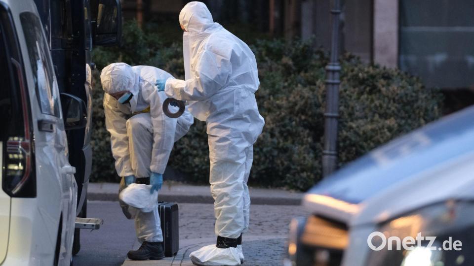 Kriminaltechniker bereiten sich auf ihre Arbeit am Ort der mutmaßlichen Amokfahrt vor. Bild: Sebastian Willnow/dpa