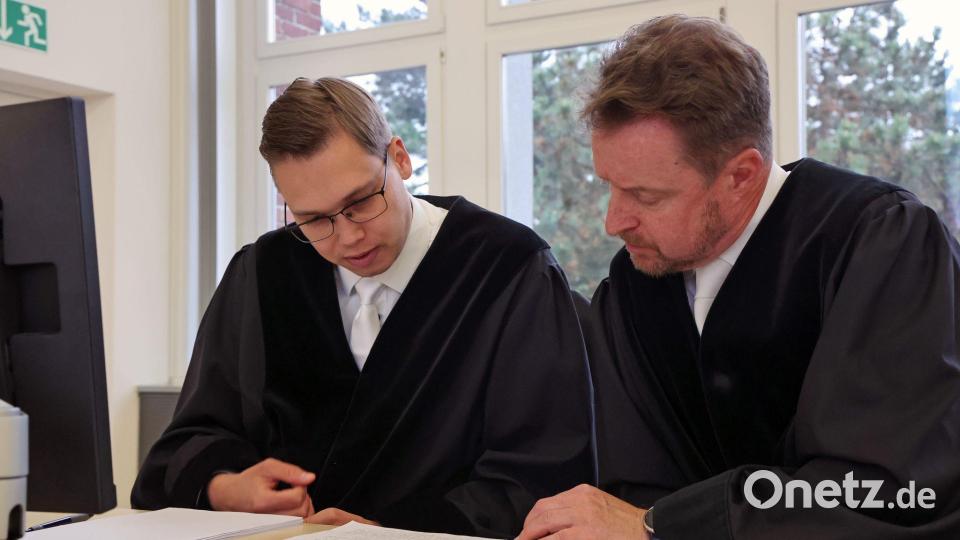 Oberstaatsanwalt Harald Nowack (r.) zeigte sich teils irritiert vom Verhalten von Fabians Vater. Bild: Bernd Wüstneck/dpa