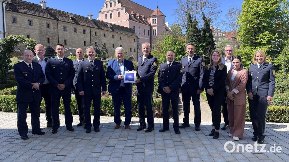 Landrat Richard Reisinger (Sechster von links) mit Polizeipräsident Thomas Schöniger (Siebter von links) mit Vertretern der örtlichen Dienststellen und des Landratsamtes. Bild: Christine Hollederer