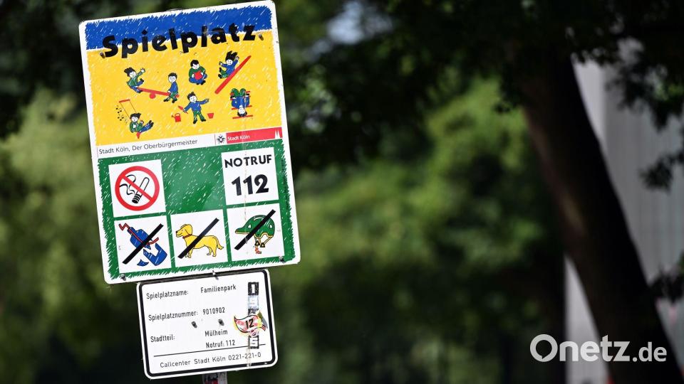 So sehen viele Kölner Spielplatz-Schilder bislang aus - sie sollen erneuert werden. (Archiv) Bild: Federico Gambarini/dpa