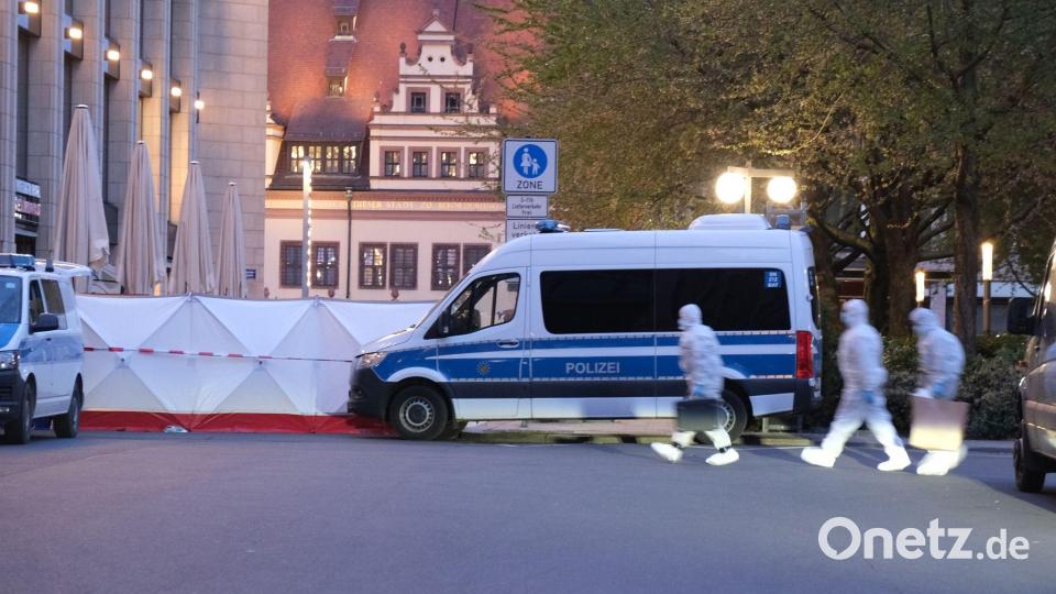 Kriminaltechniker gehen zum Tatfahrzeug. Bild: Sebastian Willnow/dpa
