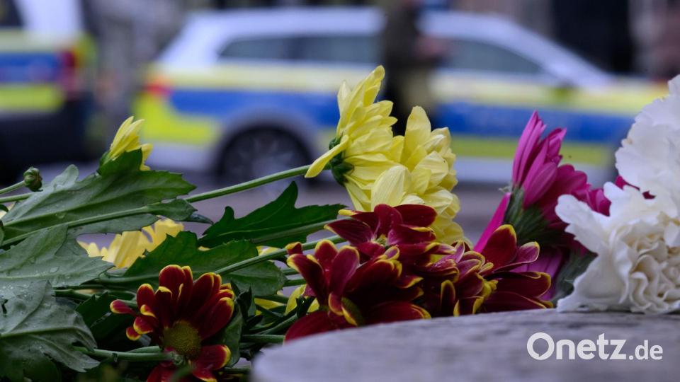 An der Zufahrt zur Grimmaischen Straße wurden Blumen abgelegt. Bild: Hendrik Schmidt/dpa