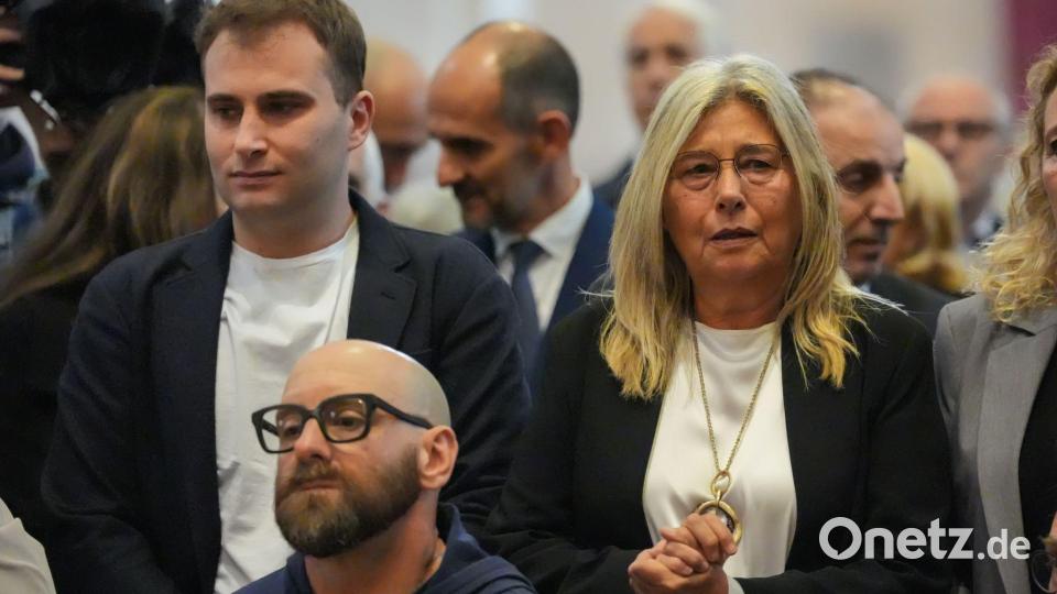 Sohn Niccolò (l) und Witwe Daniela Manni trauern um den geliebten Vater und Ehemann. Bild: Claudio Furlan/LaPresse/AP/dpa