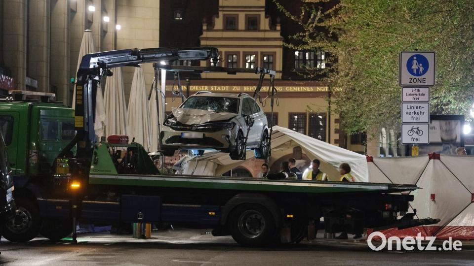 Ein stark beschädigtes Auto wird von einem Abschleppfahrzeug geborgen. Bild: Sebastian Willnow/dpa