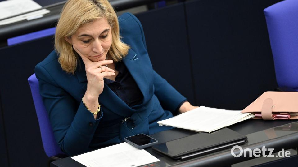 Ministerin Warken kündigte eine Anhebung des Fix-Honorars an. (Archivbild) Bild: Lilli Förter/dpa