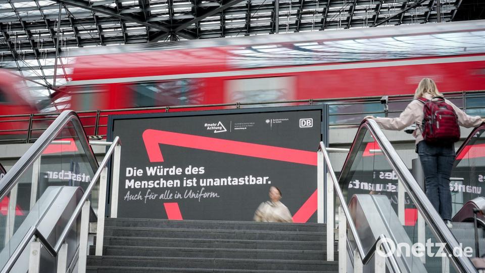 Neben Sicherheitsmaßnahmen sollen Plakate in Bahnhöfen und Bahnen für weniger Gewalt sorgen. Bild: Kay Nietfeld/dpa