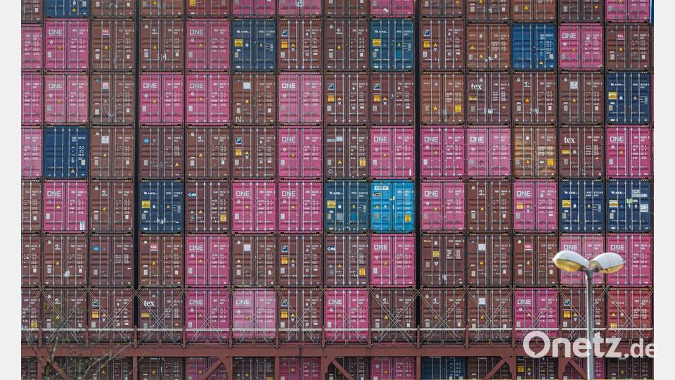 Auf die größten Schiffe passen rechnerisch mehr als 24.000 Standardcontainer. (Archivbild) Bild: Markus Scholz/dpa