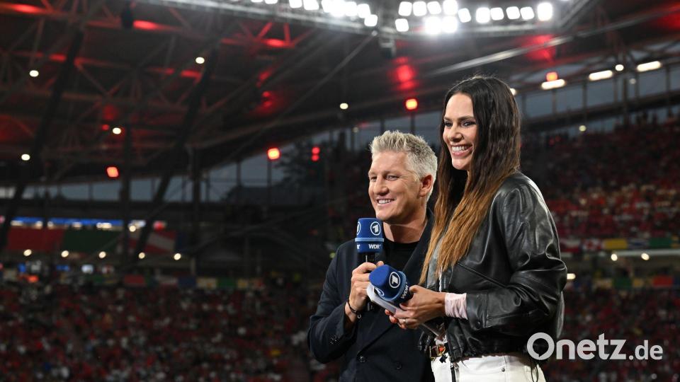 Bastian Schweinsteiger ist beeindruckt von Johan Manzambi und witzelte im Gespräch mit ARD-Moderatorin Esther Sedlaczek. (Archivbild) Bild: Hendrik Schmidt/dpa