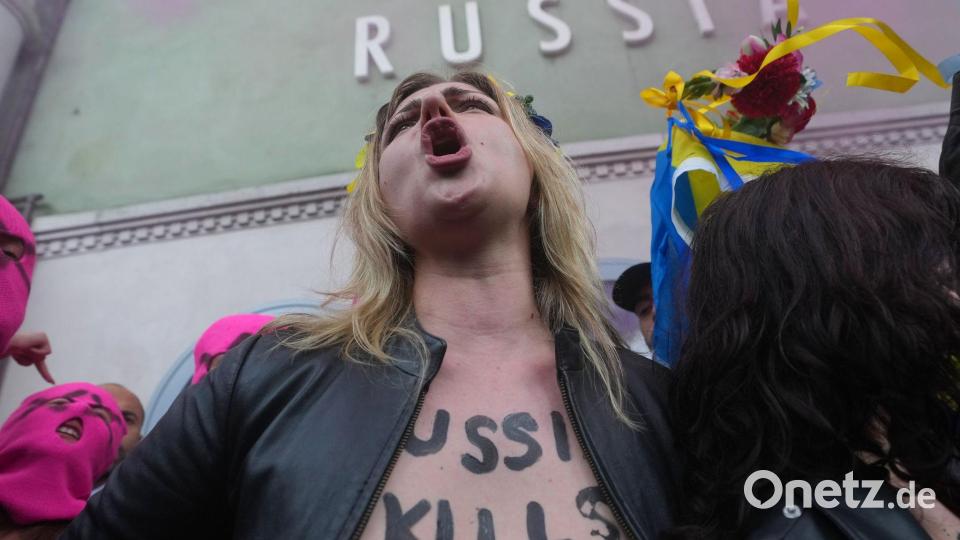 Wie oft so auch in Venedig machte die Gruppe Femen mit freiem Oberkörper Front gegen Russland. Bild: Luca Bruno/AP/dpa