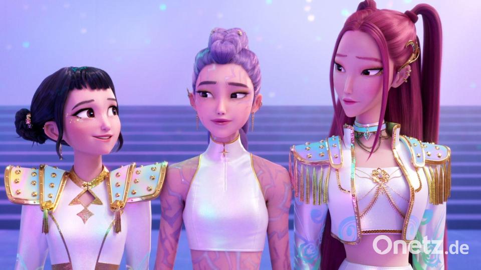 Die Gruppe besteht aus den drei Mitgliedern (von links nach rechts) Zoey, Rumi und Mira, die ein Doppelleben als Dämonenjägerinnen führen. (Netflix-Handout) Bild: -/Netflix/dpa