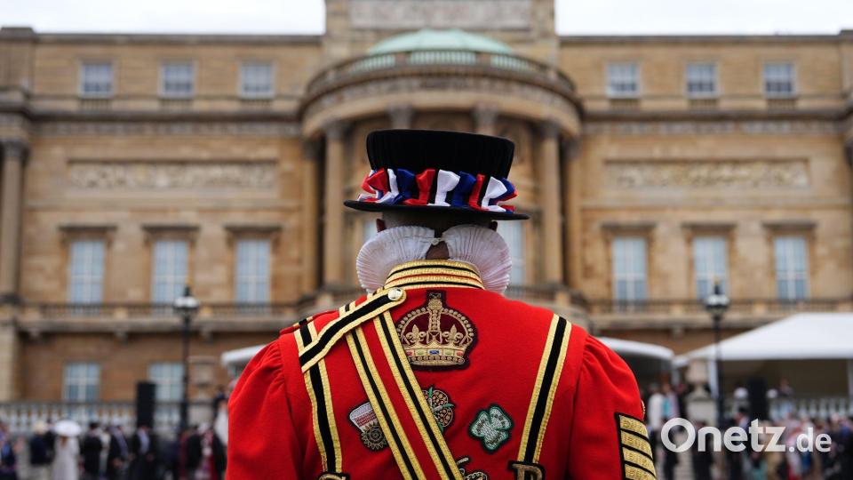 Leibwächter der königlichen Garde stehen bei der jährlichen Gartenparty des britischen Königshauses im Buckingham-Palast. Bild: Aaron Chown/PA Wire/dpa