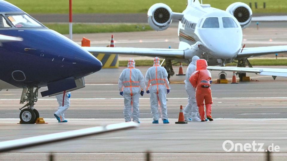 Sanitäter begleiten einen Patienten (2.v.r.), der mit Verdacht auf eine Hantavirus-Infektion von dem Kreuzfahrtschiff MV Hondius evakuiert wurde, zu einem Krankenwagen, nachdem dieser zum Flughafen Schiphol in Amsterdam, Niederlande, geflogen wurde. Bild: Peter Dejong/AP/dpa