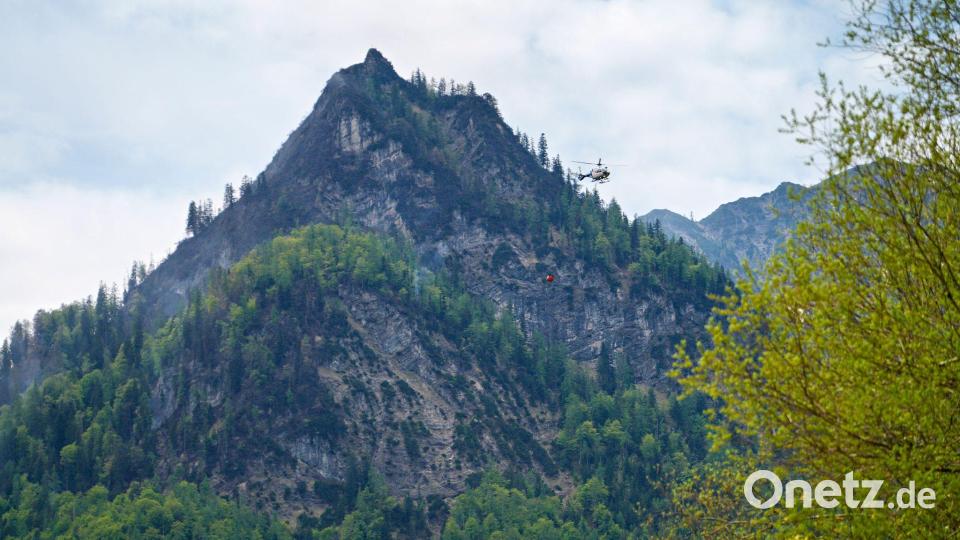 Am Saurüsselkopf ist nur noch wenig Rauch zu sehen - Einsatzkräfte kämpfen aber weiter gegen den Waldbrand. Bild: Uwe Lein/dpa