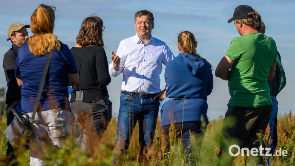 Schulze war schon als Minister für Wirtschaft, Tourismus, Landwirtschaft und Forsten viel unterwegs. (Archivbild) Bild: Klaus-Dietmar Gabbert/dpa