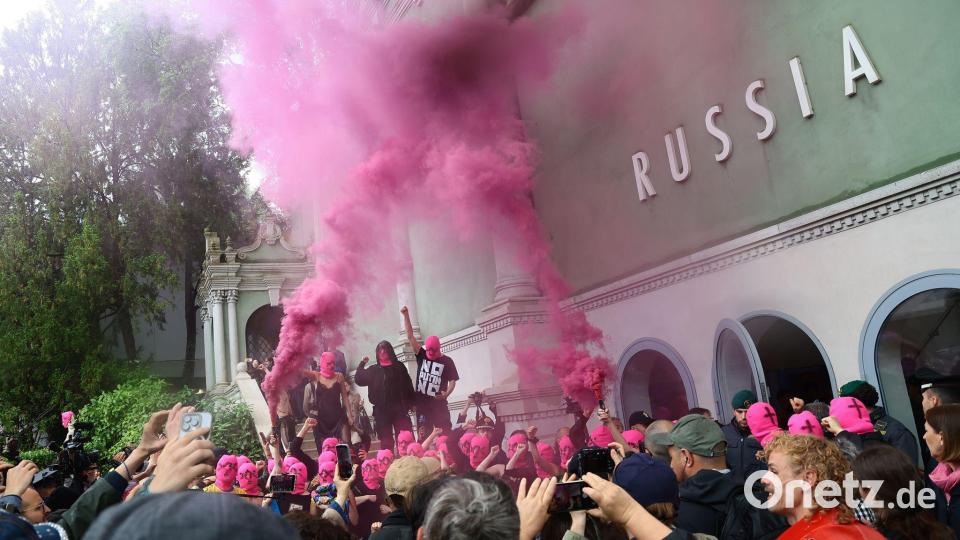 Aktivistinnen von Pussy Riot und FEMEN veranstalten vor dem russischen Pavillon auf der Kunstbiennale eine Protestaktion gegen die Teilnahme Russlands. Bild: Matteo Chinellato/IPA via ZUMA Press/dpa