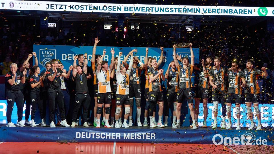 Spieler der Berlin Volleys jubeln nach dem Sieg über den Meistertitel. Bild: Georg Wendt/dpa