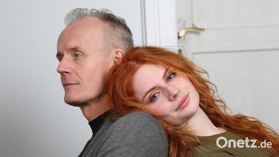 Toni und Max Uthoff auf der Bühne. Bild: Roland Schmidt