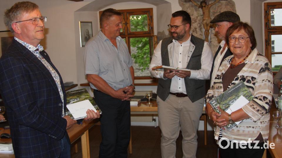 Verabschiedet wurden am Dienstag die früheren Markträte Hans Enslein und Hermann Weiß (von links), Rita Wildenrother, Gerhard Enslein (von rechts) und Hans Bauernfeind, der den Termin jedoch absagen musste. Bild: wro