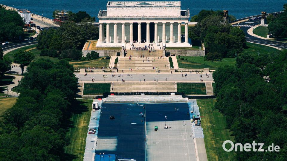 Arbeiter beschichten den Lincoln Memorial Reflecting Pool in Washington. Bild: Julia Demaree Nikhinson/AP/dpa