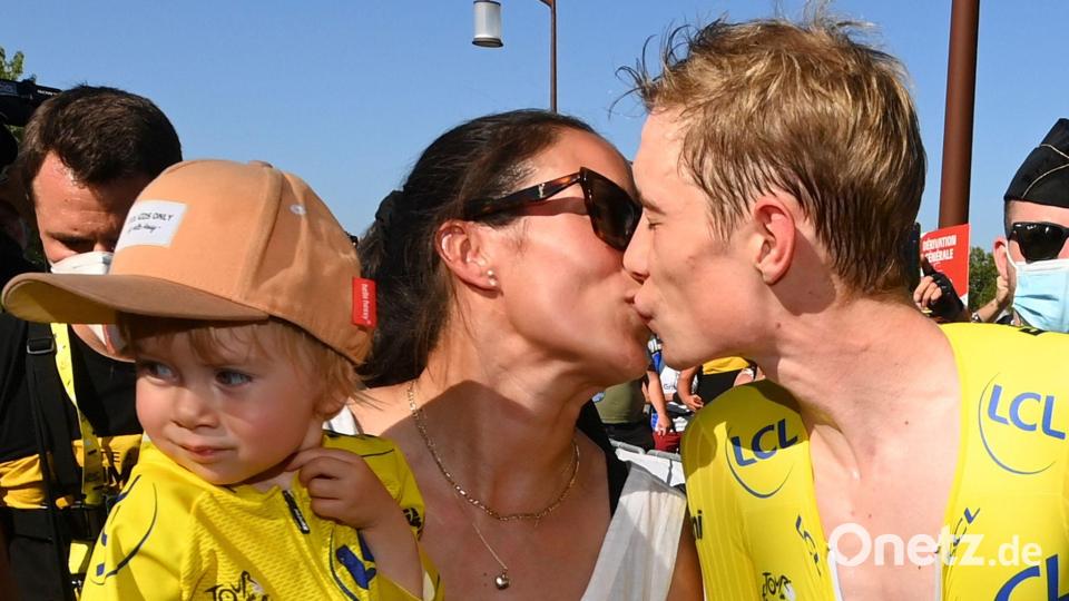 Trine Vingegaard Hansen feiert mit Tochter Frida und Ehemann Jonas dessen ersten Sieg bei der Tour 2022. (Archivbild) Bild: Tim De Waele/Pool Getty Images via AP/dpa