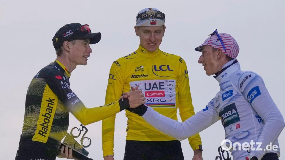Bei der Tour musste sich Jonas Vingegaard (l) zuletzt zweimal Tadej Pogacar (M) geschlagen geben. (Archivbild) Bild: Mosa'ab Elshamy/AP/dpa