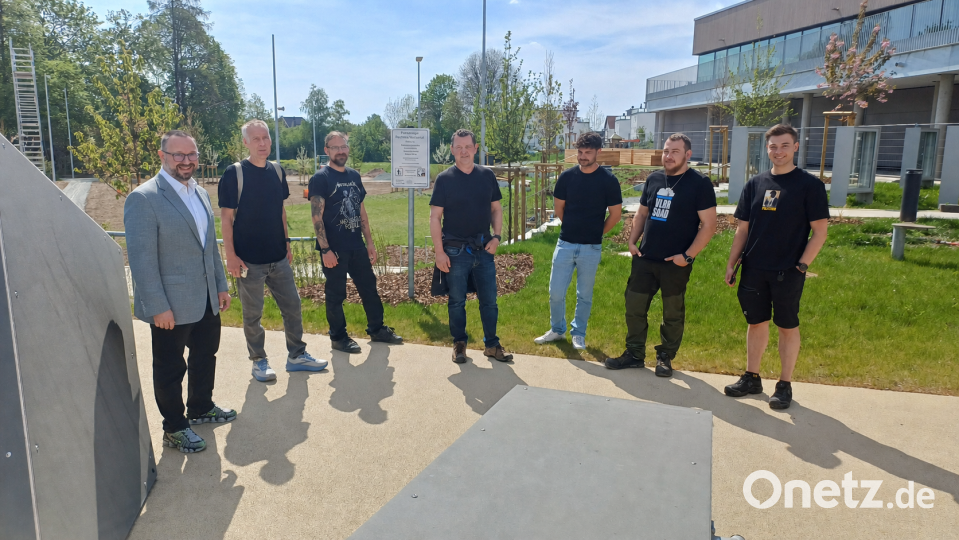 Abnahme des Außenbereichs durch (von links) Realschuldirektor Holger König, Markus Neuber (Architektur), Christian Bräutigam (Garten Richter GmbH), Kreisbaumeister Klaus Weig sowie Michael Bader, Lukas Roth und Alexander Scharnagl von der Haustechnik der RTO. Bild: Realschule Kemnath