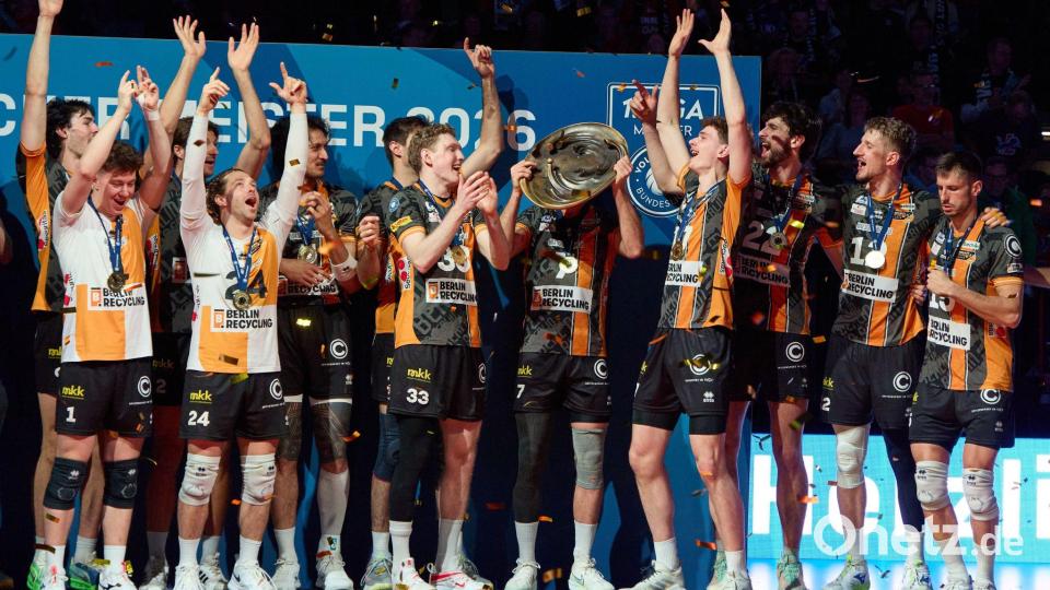 Spieler der Berlin Volleys jubeln nach dem Sieg über den Meistertitel. Bild: Georg Wendt/dpa