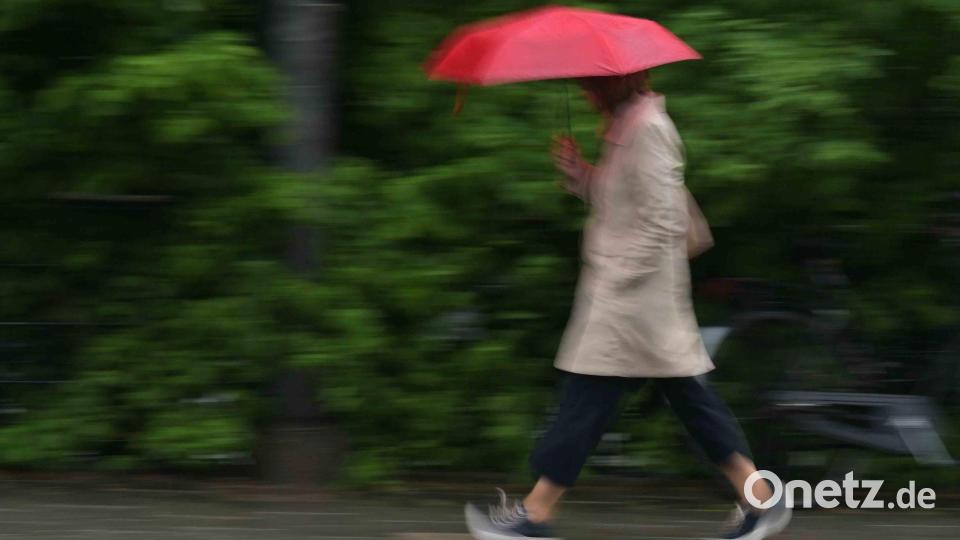 Regenschirm statt Sonnencreme - nach sonnigen Tagen nun nasses Regenwetter. Bild: Malin Wunderlich/dpa