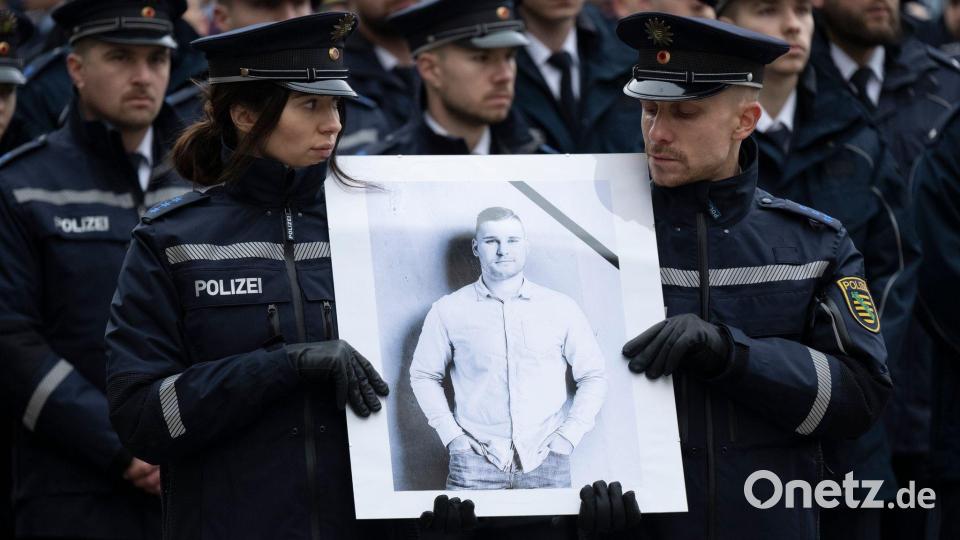 Bei einem Gedenkgottesdienst hatten Polizisten und Polizistinnen ihres getöteten Kollegen gedacht. (Archivbild) Bild: Sebastian Kahnert/dpa