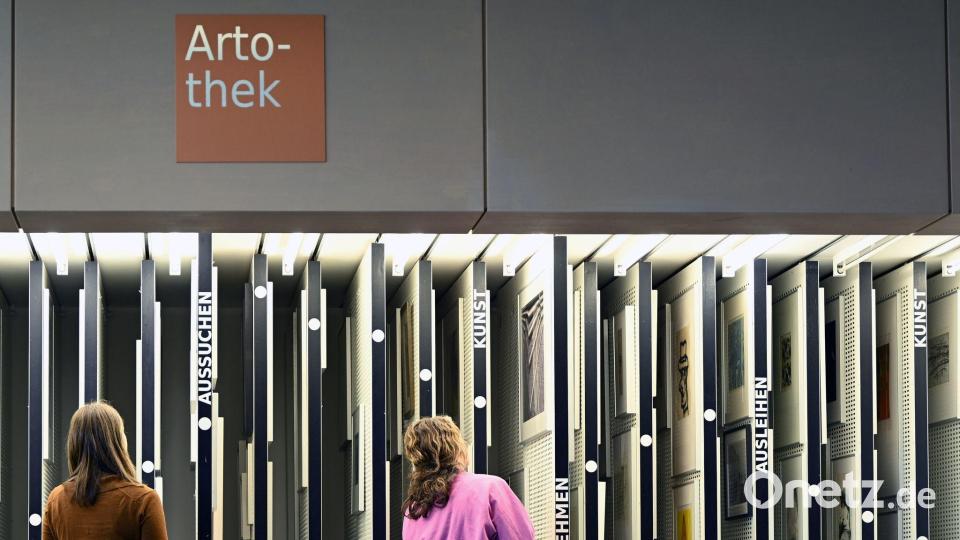 Im Freihandbereich der Artothek der Amerika-Gedenk-Bibliothek kann man sich die Kunst direkt mitnehmen. Bild: Lilli Förter/dpa