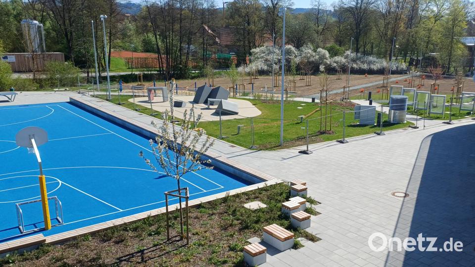 Blick vom begehbaren Dach des Verbindungsbaus auf das großzügige öffentliche Außengelände der Realschule Kemnath. Bild: Realschule Kemnath