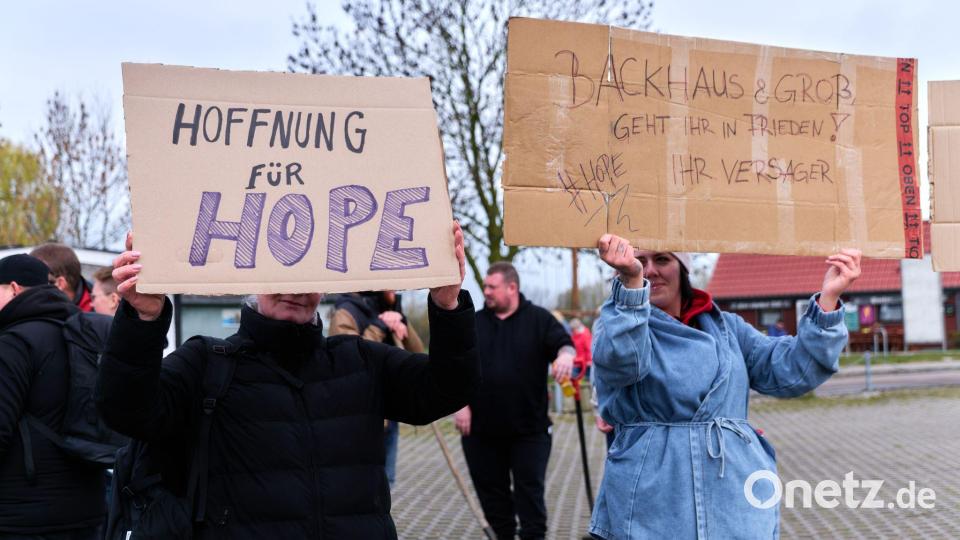 Viele Menschen litten merklich mit und verfolgten das Geschehen aufmerksam. Bild: Marcus Golejewski/dpa