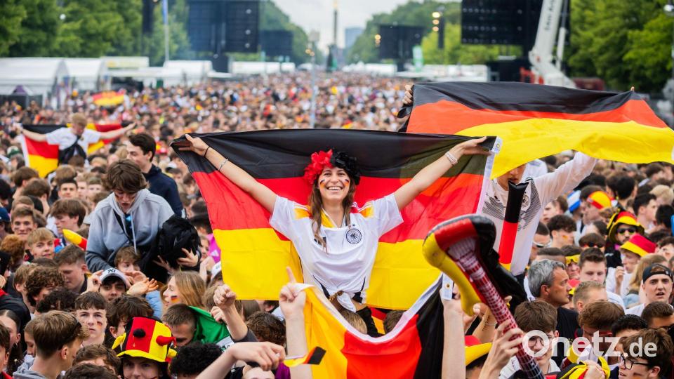 Anders als bei der Heim-EM 2024: Viele Großstädte verzichten auf Fanmeilen während der Fußball-WM. (Archivbild) Bild: Christoph Soeder/dpa